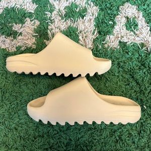 Yeezy slide bone size 9
